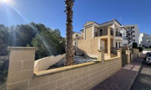 Investment! Large Plot Semi Detached Villa in Villamartin. Ref:ks4646