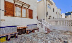 BEST OFFER! Large 6 Bed Townhouse close to Beach in Torrevieja. Ref:ks4667