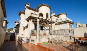 INVESTMENT OPPORTUNITY! Detached Villa with underbuild in Villamartin. Ref:ks4687