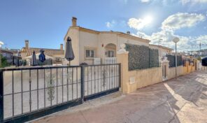 REDUCED! OFFER! Detached Villa with Parking in Los Altos. Ref:ks4716