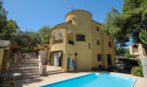 Opportunity! Large Villa with massive plot and Private Pool in Villamartin. Ref:ks4951 Opportunity! Large Villa with massive plot and Private Pool in Villamartin. Ref:ks4951