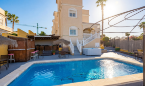 Opportunity! Renovated Detached Villa with Large Plot & Private Pool in Los Altos. Ref:mks5061